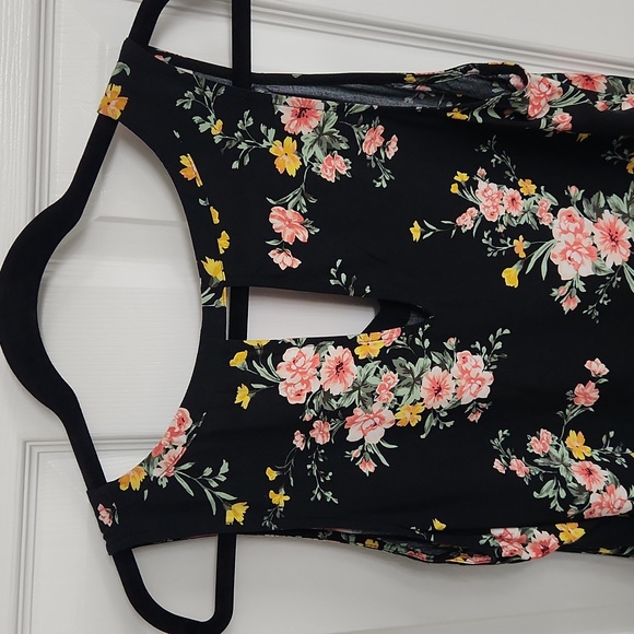 Old Navy black floral sleeveless v-neck top Size: L - Picture 6 of 7